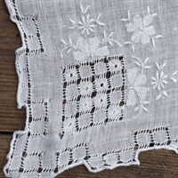 hvidt gammelt lommetørklæde med broderede hjørner vintage tekstil